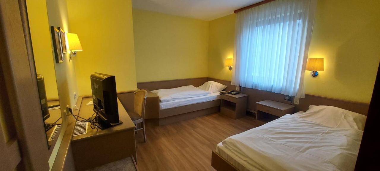 Hotel Astoria Bergrheinfeld Kültér fotó